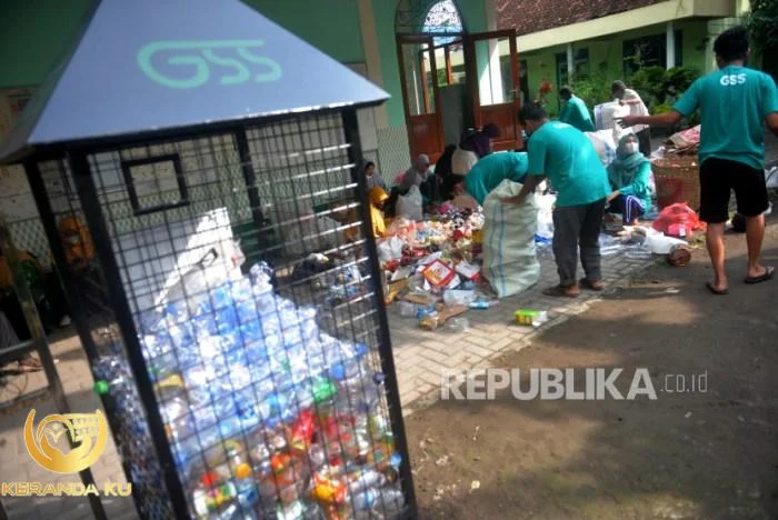 Gerakan Sedekah Sampah di Masjid Al Muharram Bantul | Republika Online Gerakan Sedekah Sampah di Masjid Al Muharram Bantul | Republika Online