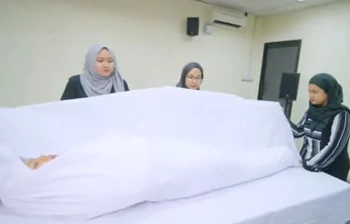 Cara Memandikan Jenazah Perempuan dalam Islam | Republika Online