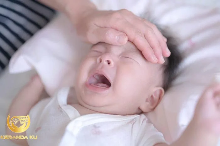 Penyebab dan Cara Mengatasi Bayi Rewel Setelah Imunisasi | by sari tika ...