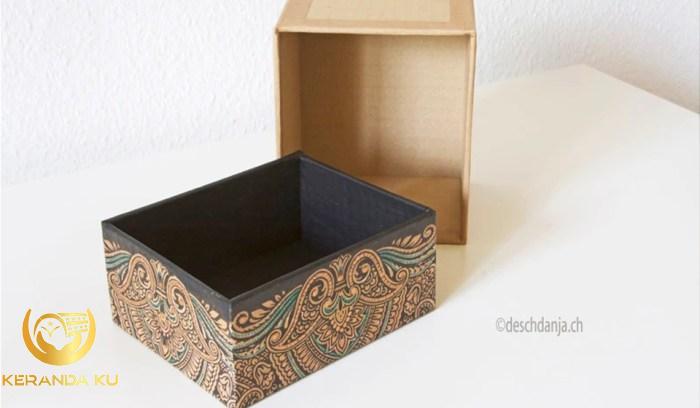 Cara membuat kotak amal dari kardus