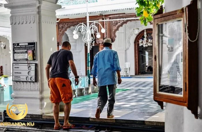 Adab Ketika Berada Di Dalam Masjid - OmarilLowe Adab Ketika Berada Di Dalam Masjid - OmarilLowe