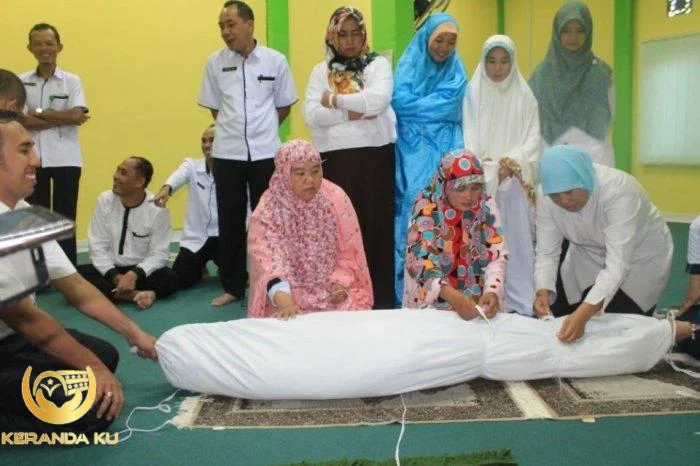 Cara mengkafani jenazah perempuan - YouTube Cara mengkafani jenazah perempuan - YouTube