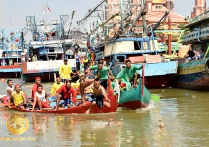 Sesajen untuk Sedekah Laut di Tuban - SUARA INDONESIA