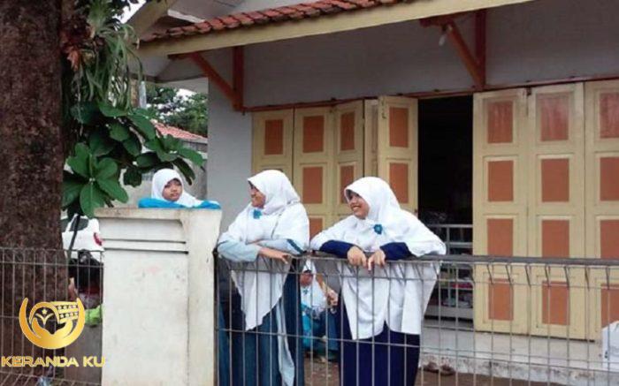 Adab Bergaul dengan Lawan Jenis Menurut Islam dan Dalilnya - YouTube Adab bergaul dengan lawan jenis