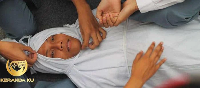 Bagaimana cara mengkafani jenazah yang sedang ihram