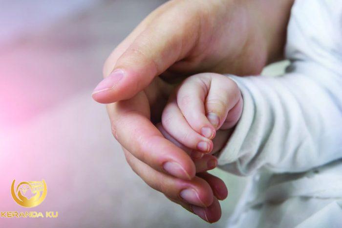 BAYI KEGUGURAN, WAJIBKAH DISHALATI? - Petik Hikmah