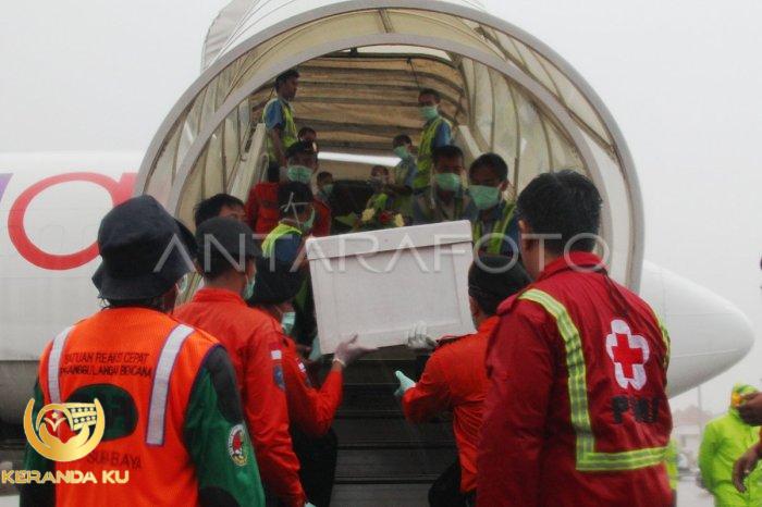 KEDATANGAN JENAZAH KORBAN AIR ASIA | ANTARA Foto