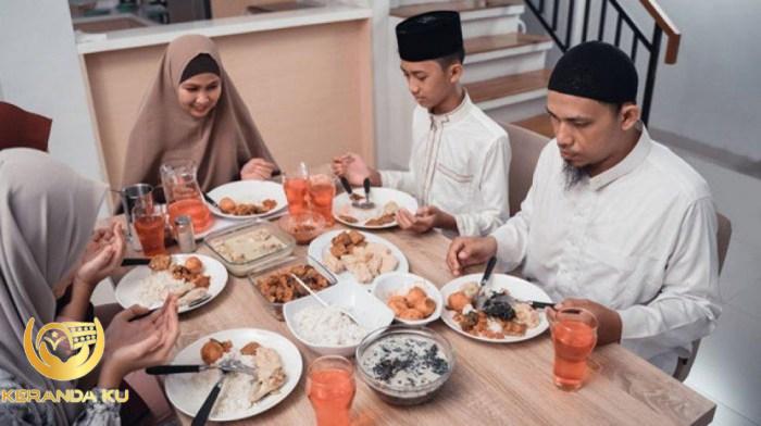 10 Adab Makan Sesuai Sunnah Islam, Patut Untuk Dicontoh