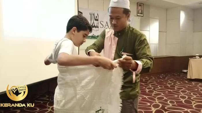 Tata Cara Memakai Kain Ihram Sesuai Syariat Islam, Calon Jemaah Haji ... Tata Cara Memakai Kain Ihram Sesuai Syariat Islam, Calon Jemaah Haji ...