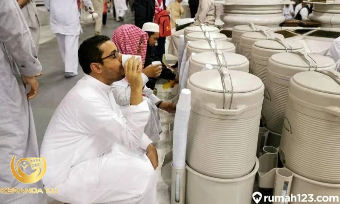 Doa Minum Air Zam Zam agar Dapat Berkah. Disertai Adab dan Manfaat! Doa Minum Air Zam Zam agar Dapat Berkah. Disertai Adab dan Manfaat!